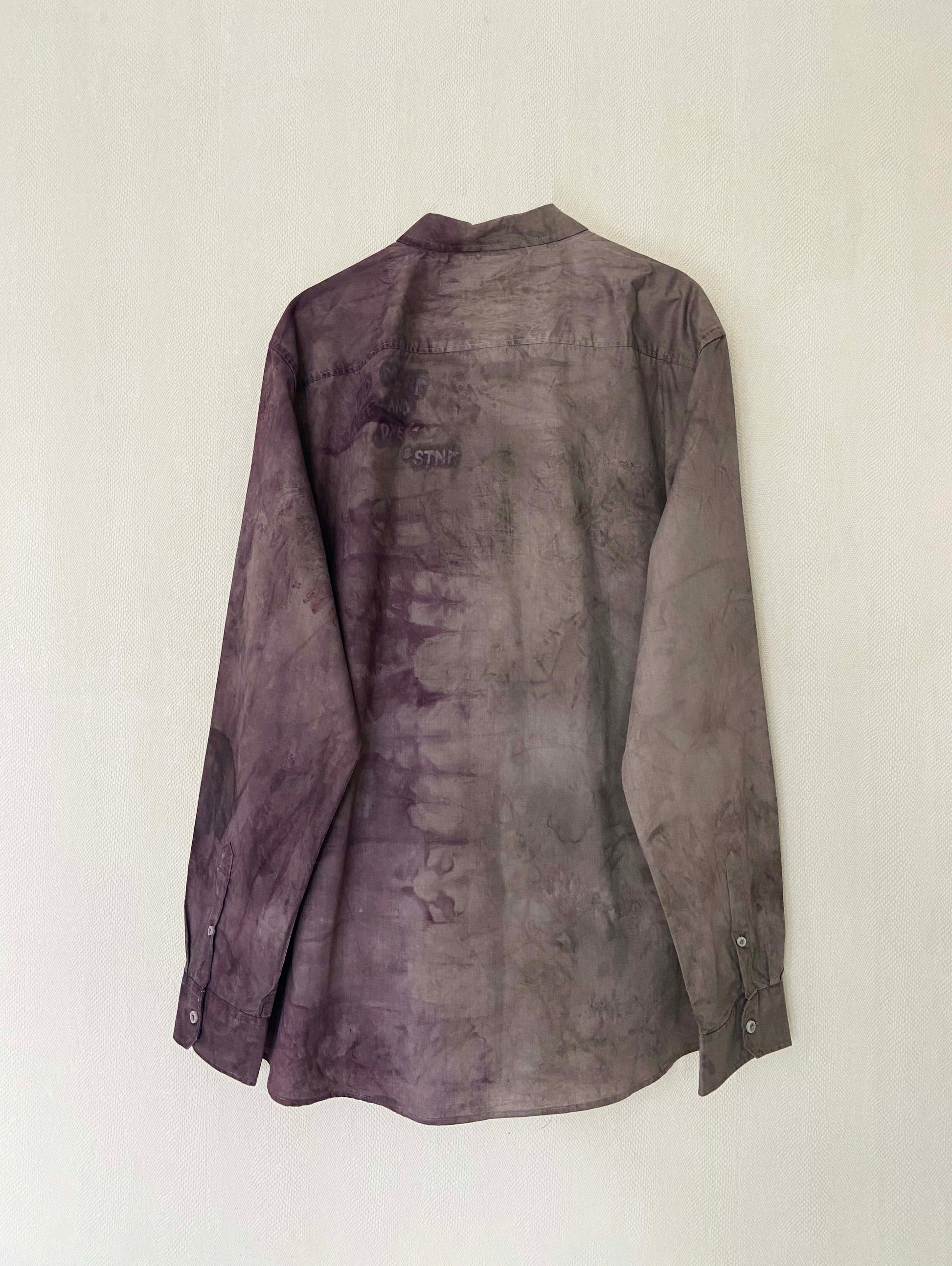 chemise unique teinte à la teinture naturelle avec un côté grisé et un côté aubergine
